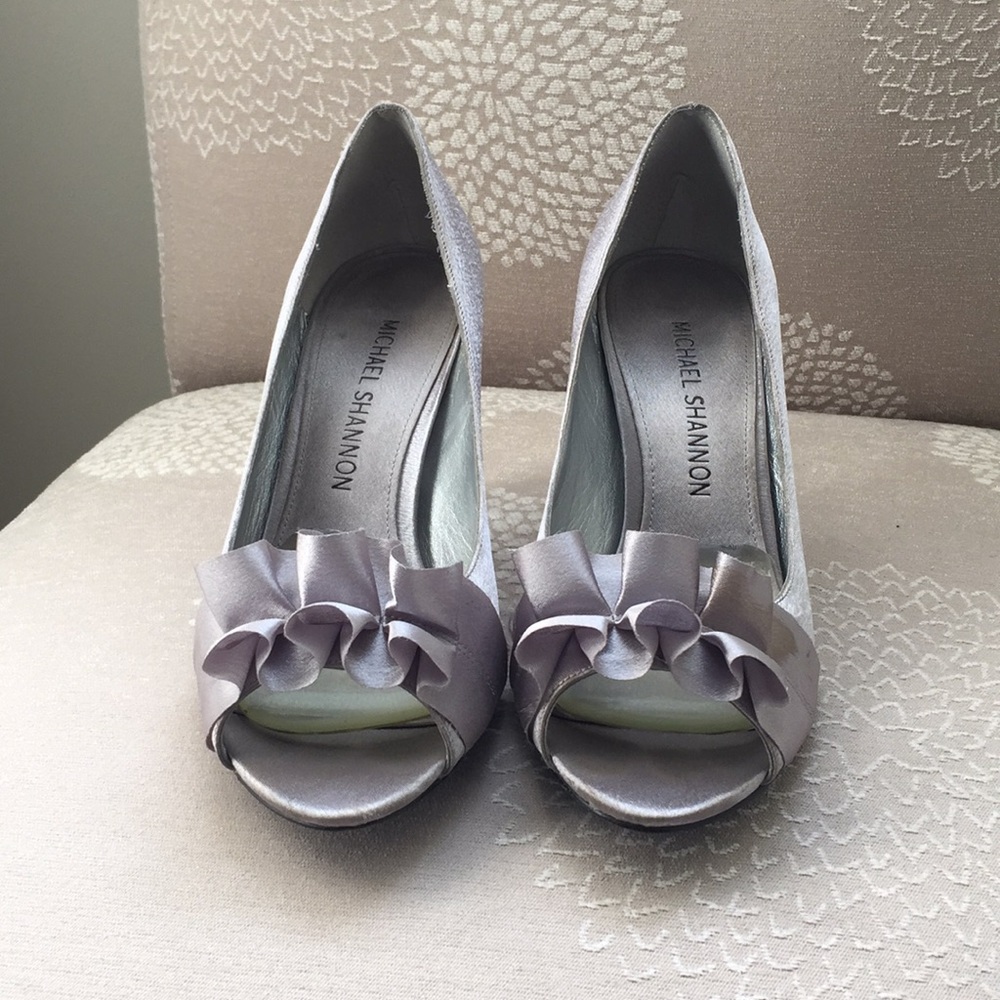 Michael Shannon Size 8 silver pumps